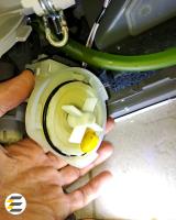 Ошибка E01 на посудомоечной машине? Причина — посторонний предмет в сливной системе